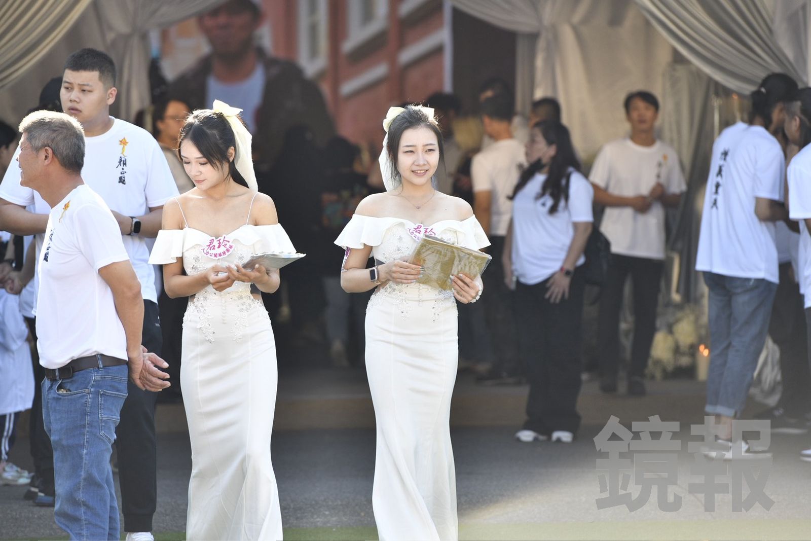 顏正國告別式以白色為主題,禮生也穿著白色禮服。李智為攝