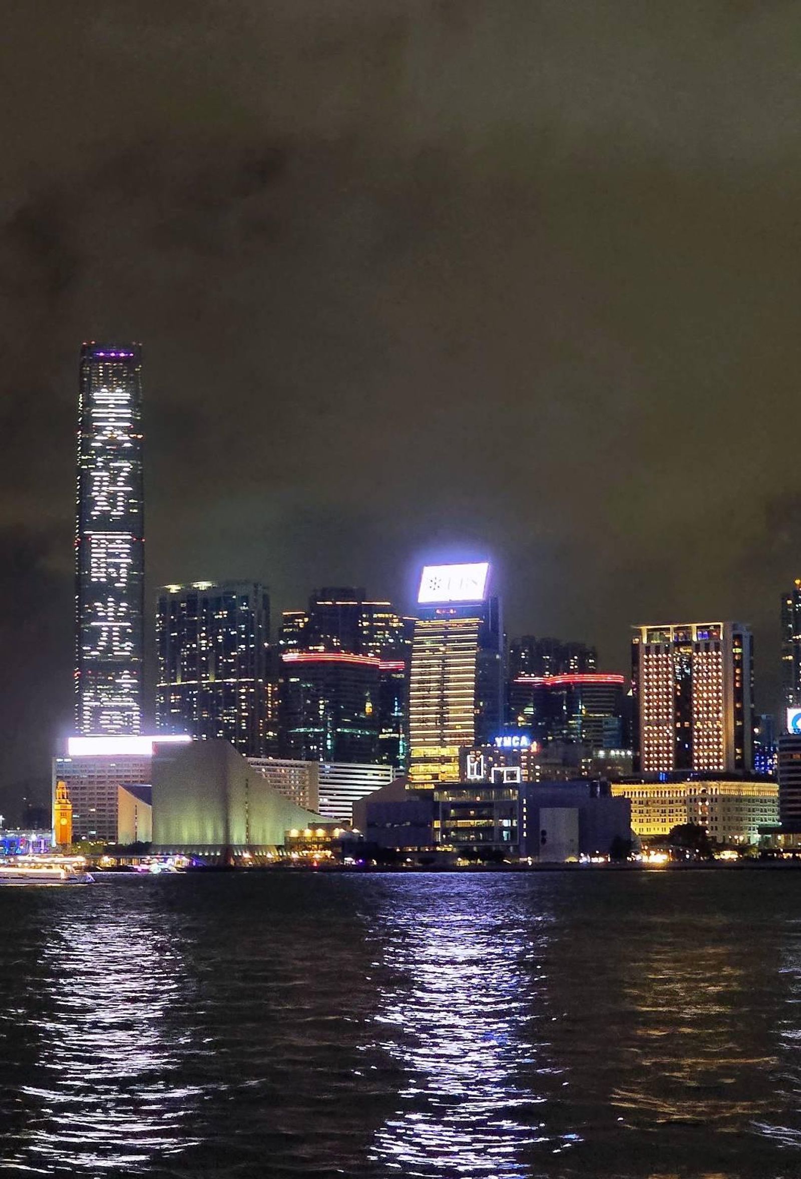 維多利亞港的巨型燈幕相當醒目。翰森娛樂提供