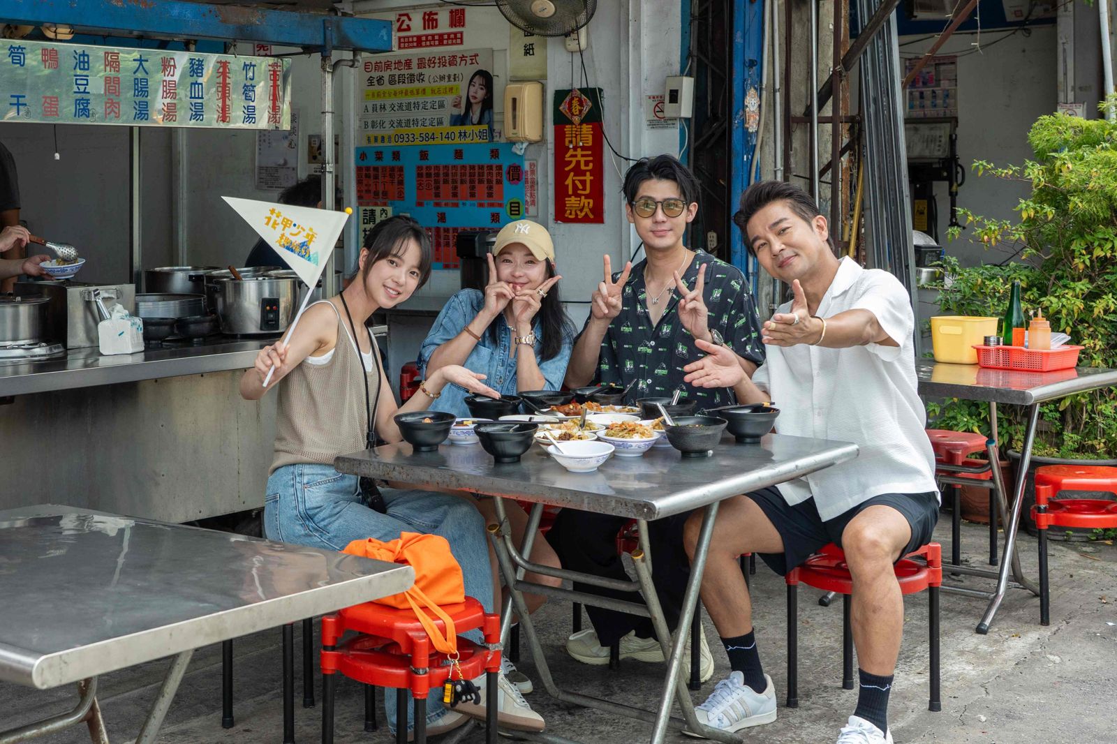 項婕如(左起)、六月、李玉璽、謝承均,一同探索台中之美。東森綜合台提供
