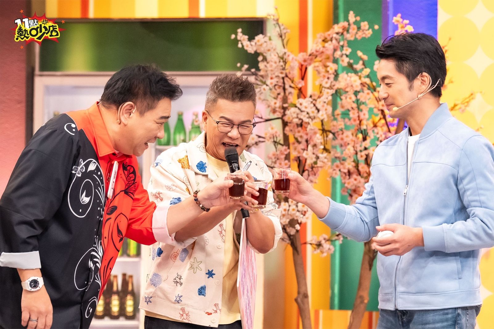 蔣萬安(右一)喝苦茶 體驗台灣綜藝節目的懲罰。圖/TVBS