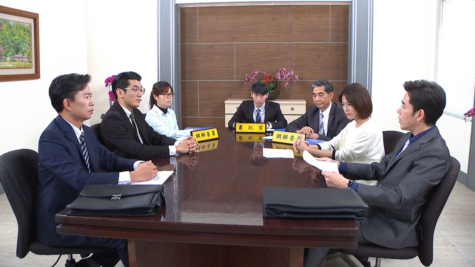 丁力騏（右）飾演律師沉著應戰，與對手唇槍舌劍。民視提供