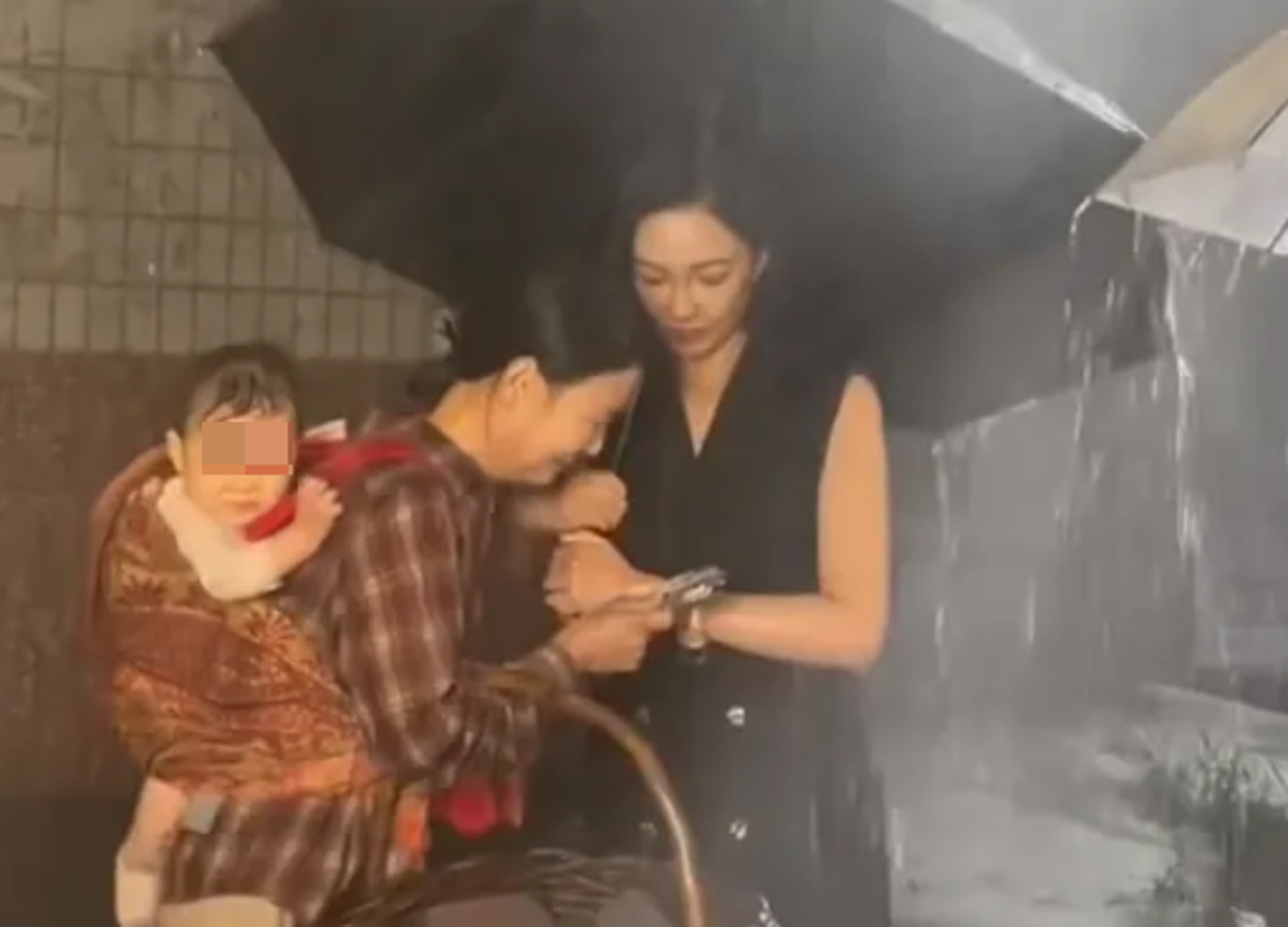 為了3600元！嫩嬰「淋雨拍戲」哭到失聲　女星曝短劇黑幕：總折磨女人小孩