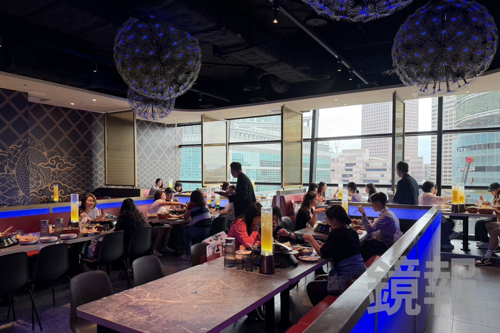 「叼貓麻辣烤魚」設有160席座位與小舞台,搭配打卡牆,吃飯、唱歌、拍照一次滿足。