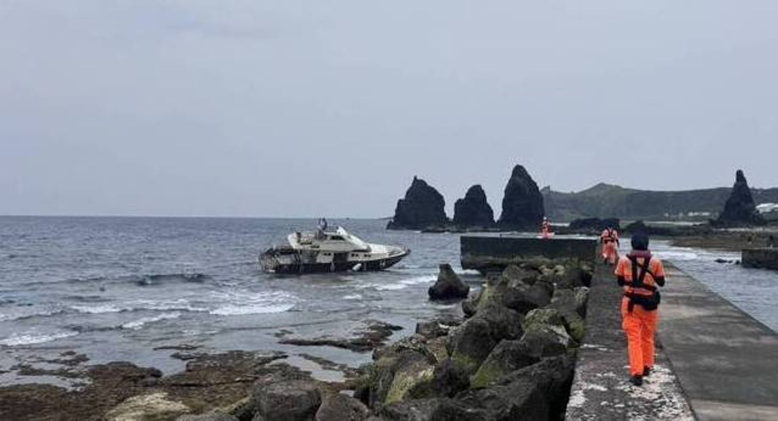 綠島潛水船擱淺!船長一聲令下 20名潛水客「集體跳海」 全游回岸邊