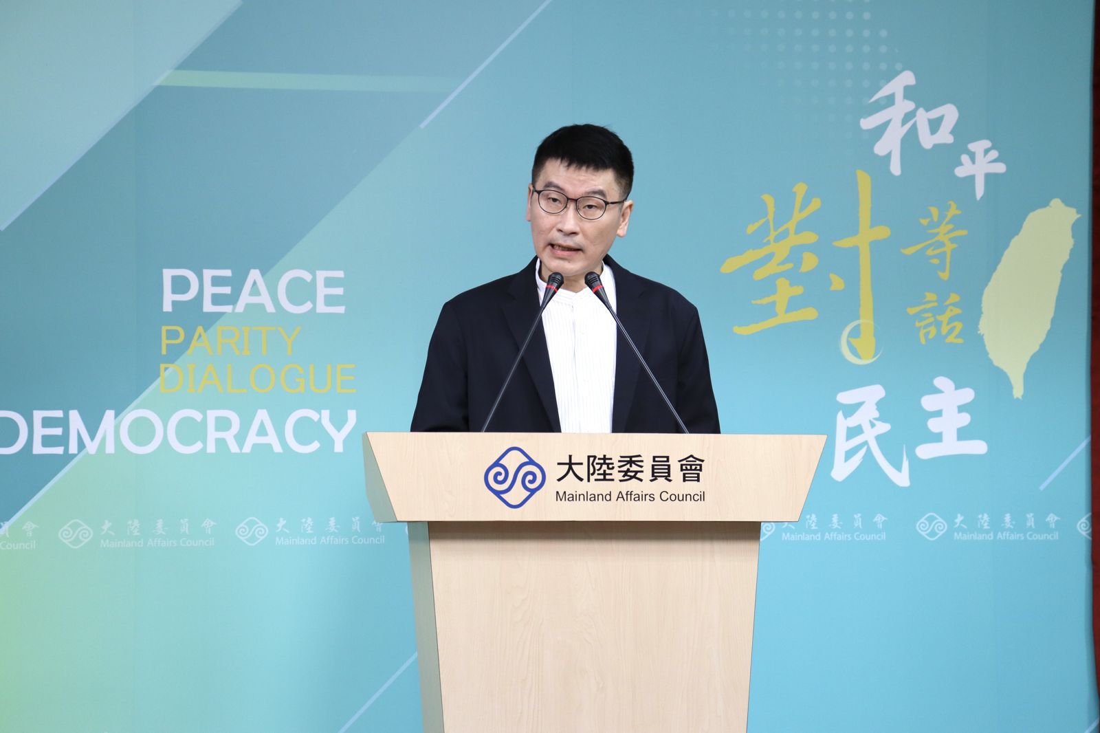 陸委會副主委兼發言人梁文傑提醒民眾切勿貪圖一時方便而觸法。圖／袁維駿攝