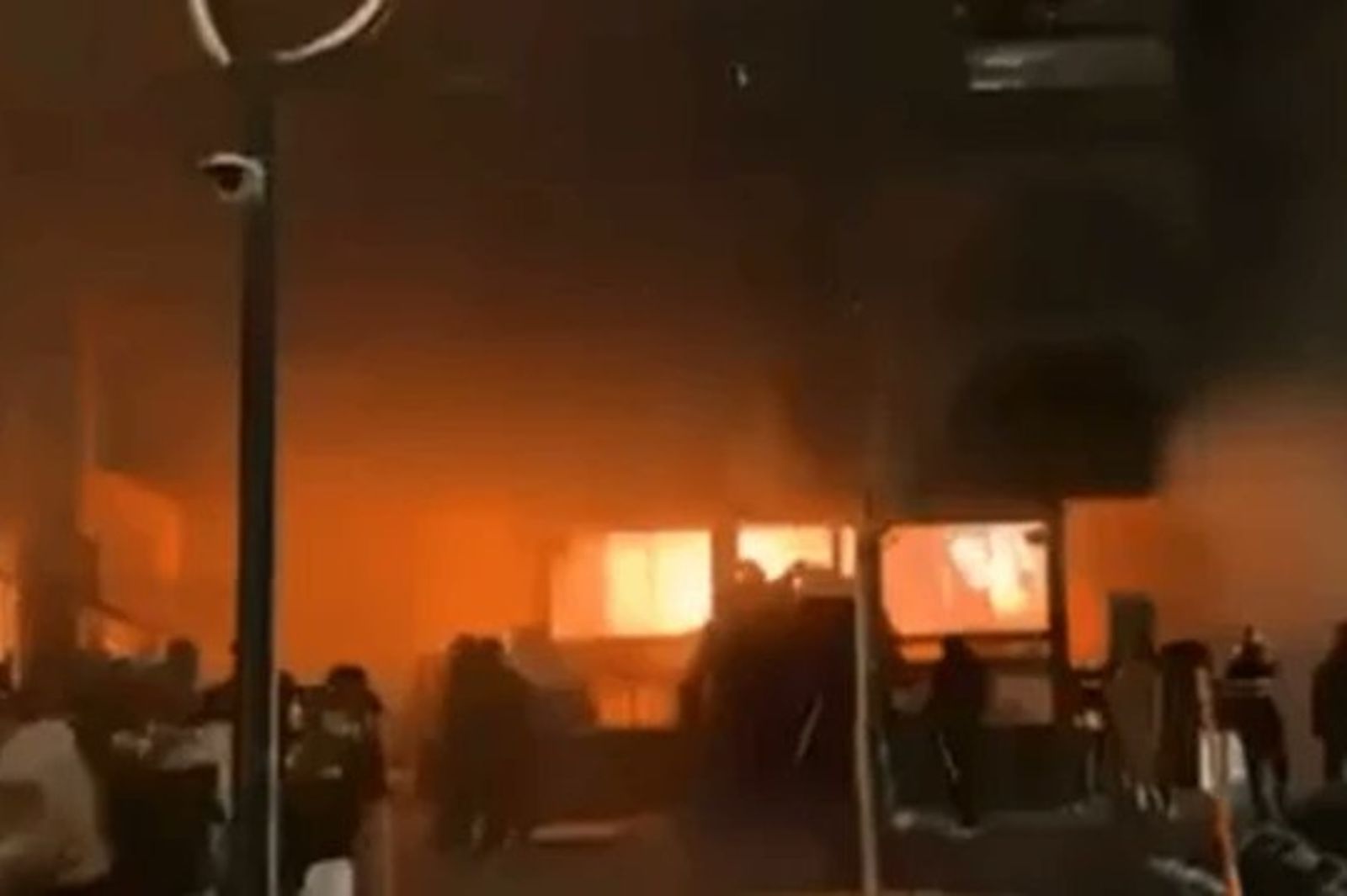 瑞士知名滑雪度假村酒吧一聲巨響成煉獄　百人歡慶跨年遇爆炸至少40死
