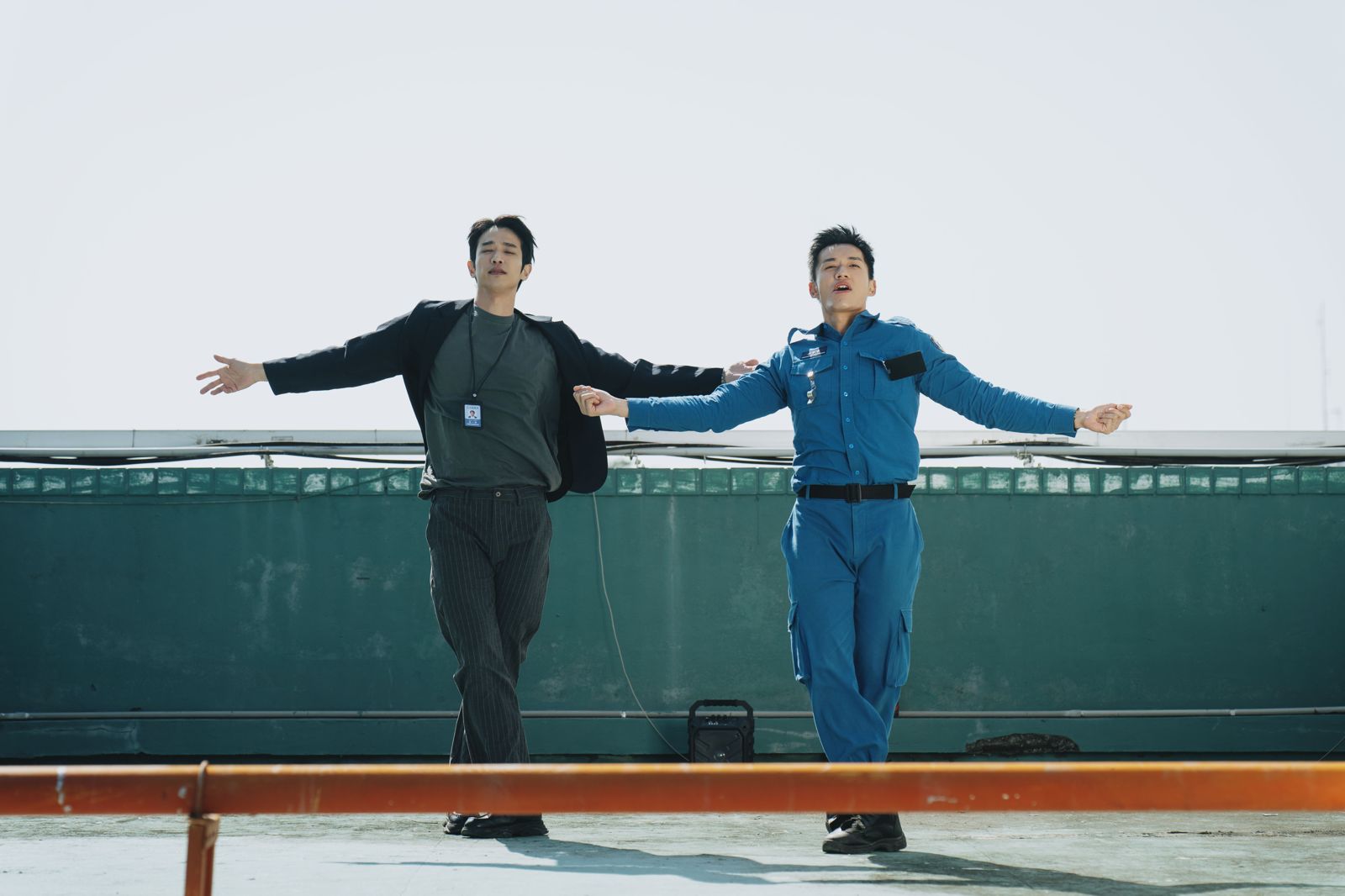 劉以豪（左）與陳澤耀合力跳舞。愛奇藝國際版、壹壹影業提供