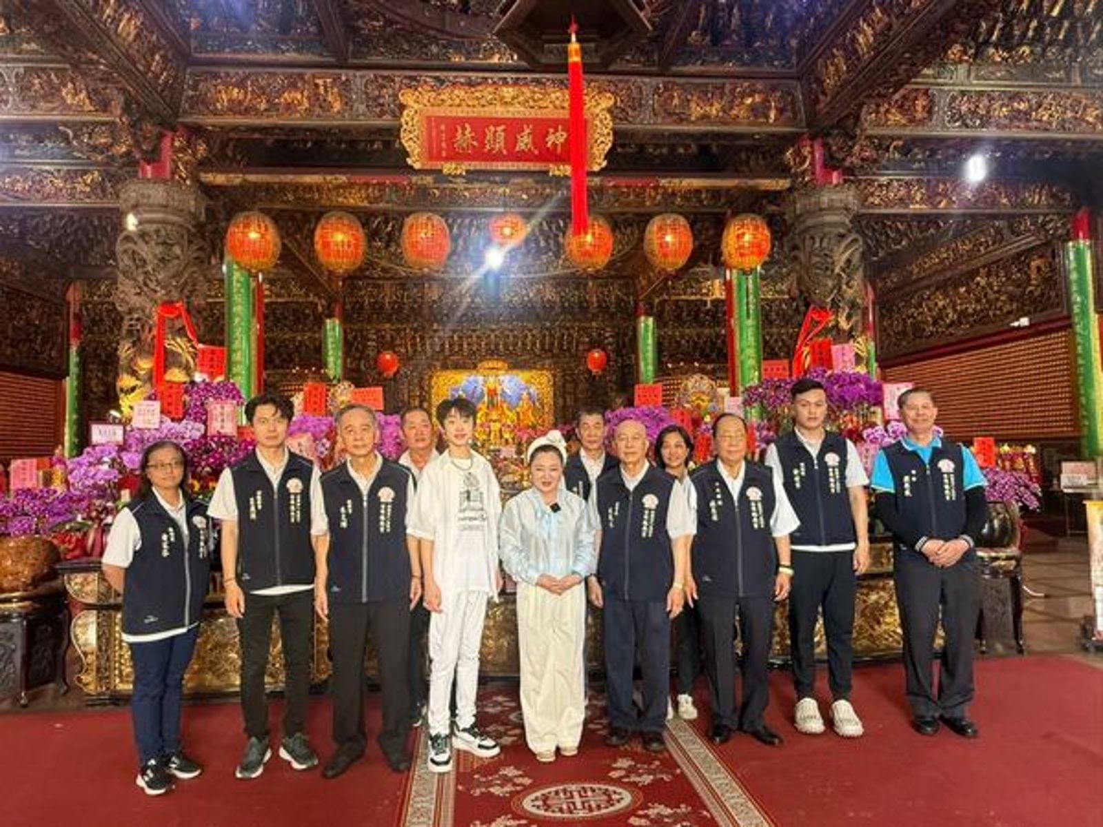 白冰冰率領旗下子弟兵到高雄前鎮鎮南宮。長興影視提供