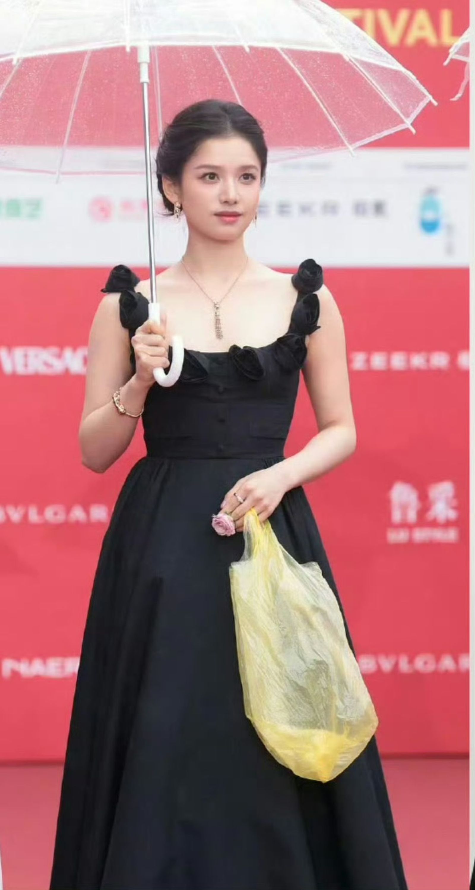 張婧儀身穿高雅禮服卻手提塑膠袋，畫面違和受到討論。翻攝微博