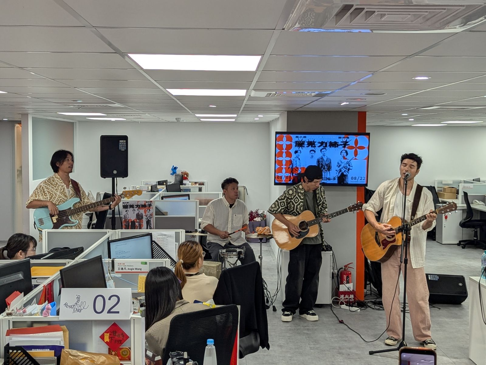 鳳小岳率新團在辦公室裡高歌。硬柿子工作室提供