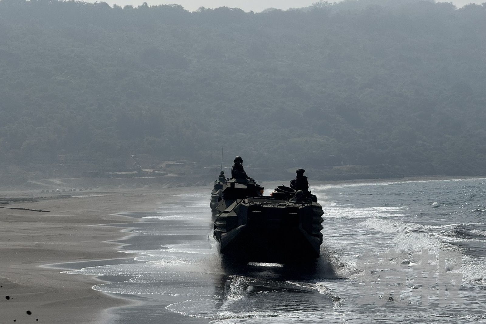 國軍春節戰備不停歇！兩棲突擊車馳騁沙灘　車上視角曝光