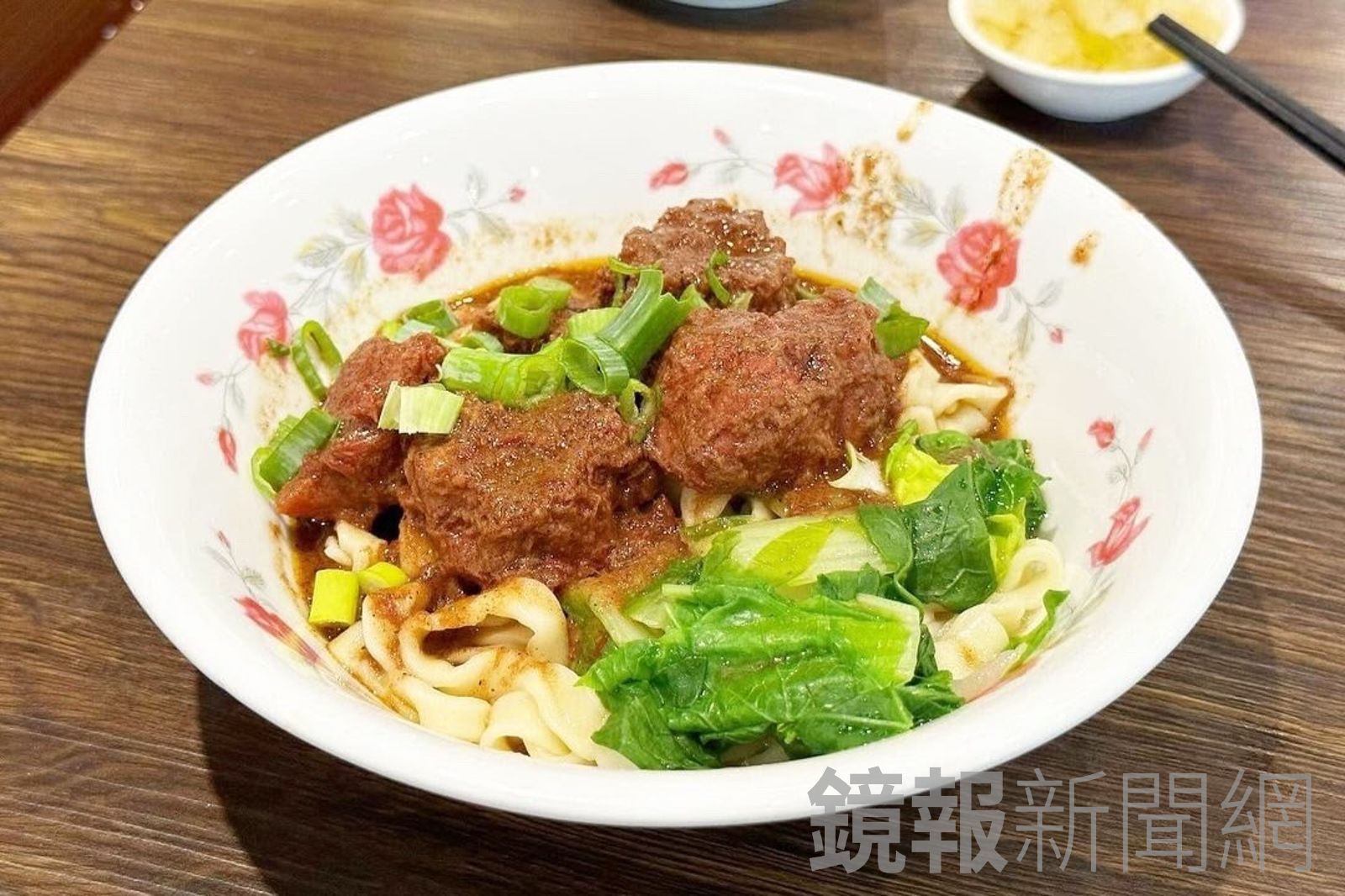 新店「高勁乾拌牛肉麵」紅糟香太犯規！免費附湯用牛大骨熬出甘甜