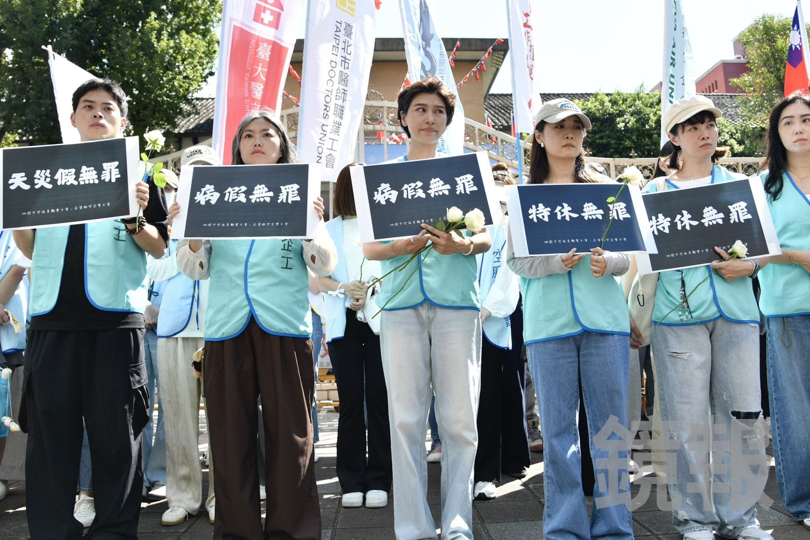 長榮空服員抱病值勤猝逝 工會成員集結立院持白玫瑰促修法