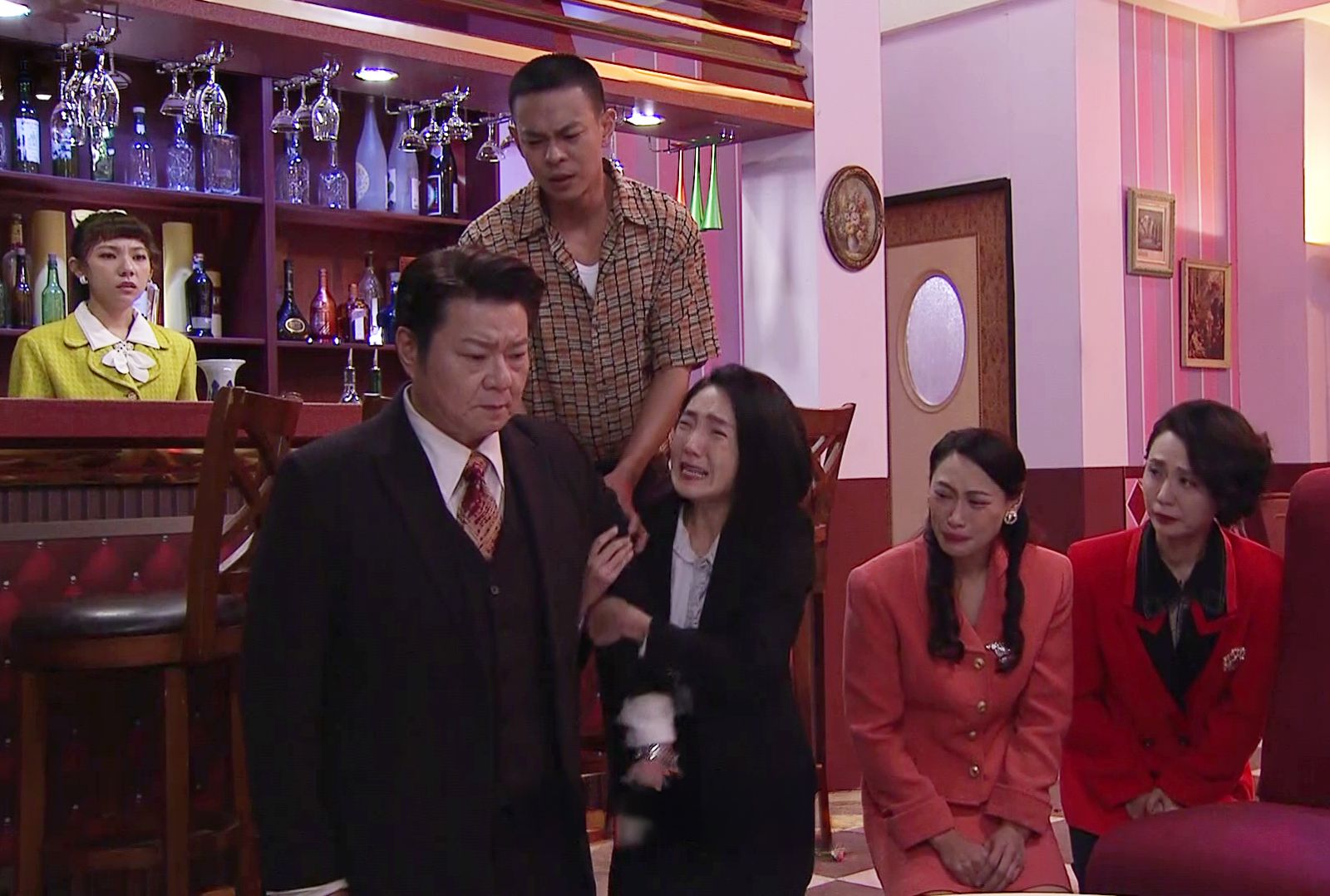 陳文山（前左起）帶著劇中女兒許瀞菱和兩個老婆蔡宜君、黃婕菲下跪賠罪。台視提供
