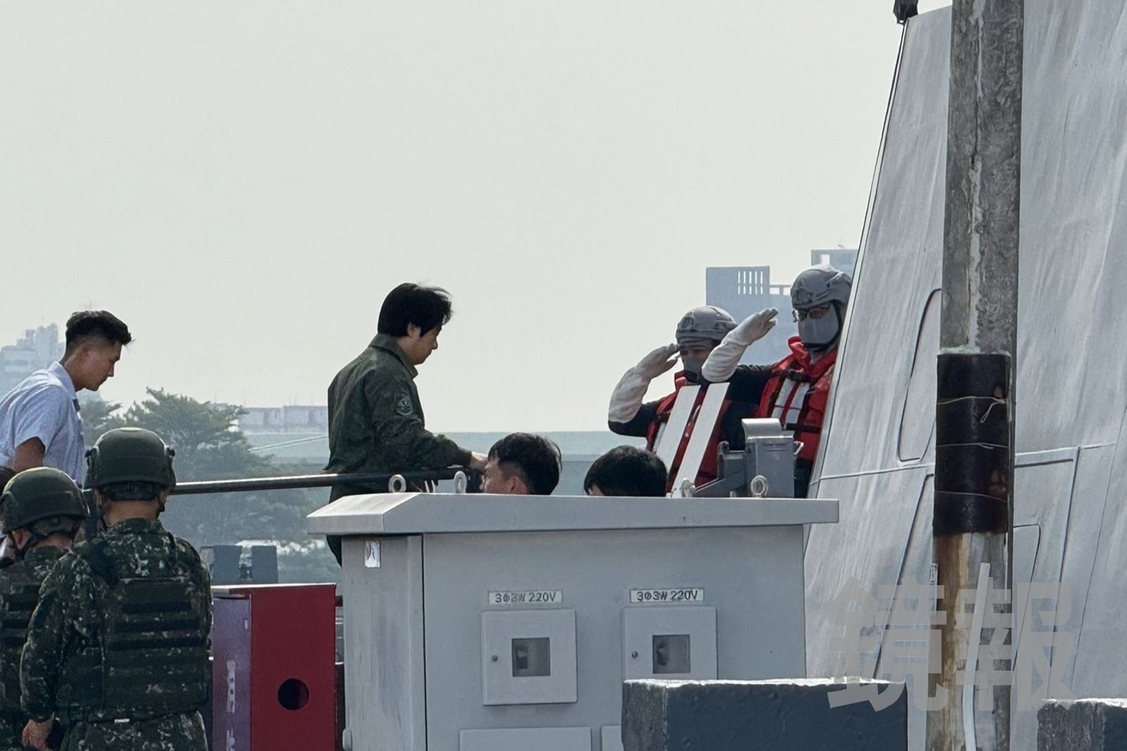 賴清德一早抵達左營基地，在國防部長顧立雄、海委會主委管碧玲陪同下登上光六飛彈快艇64艇。（圖／李奇叡攝）