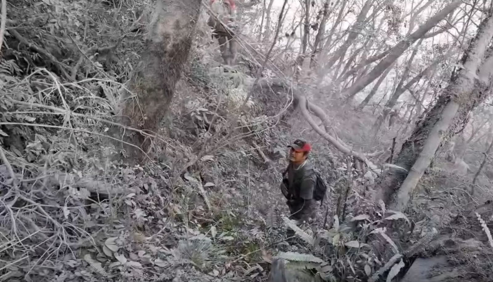 堰塞湖區周遭都是粉塵。圖／翻攝自Threads／uang__tasqusalaz