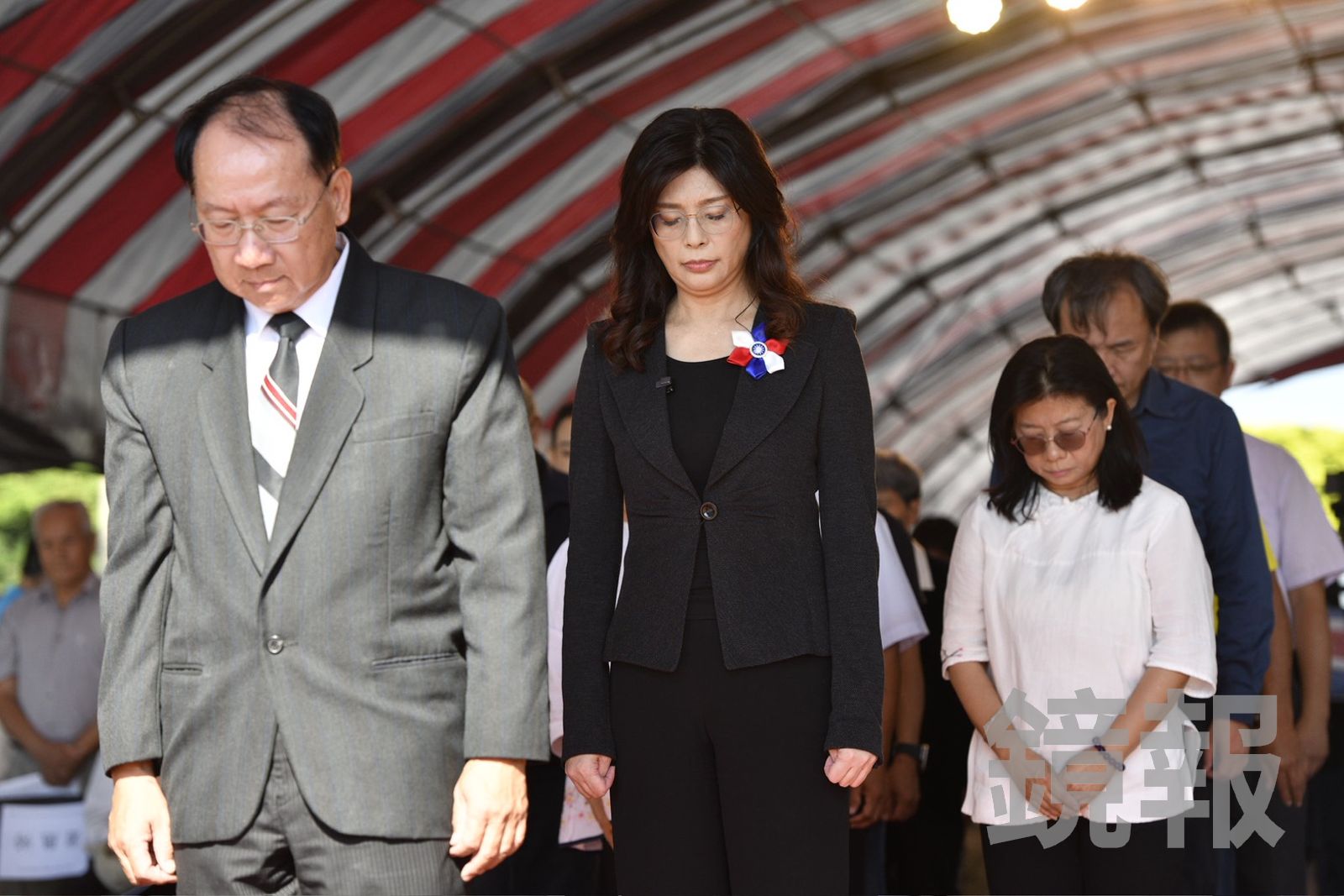 鄭麗文今天下午出席「50年代白色恐怖秋祭追思慰靈大會」，現場響起中國紅色歌曲《安息歌》，鄭麗文神情凝重並未開口合唱。（圖／李智為攝）