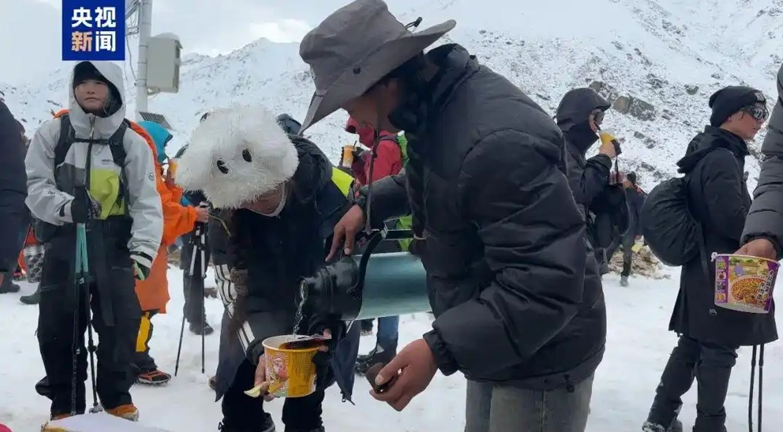 成功撤離下山的登山客。圖／央視