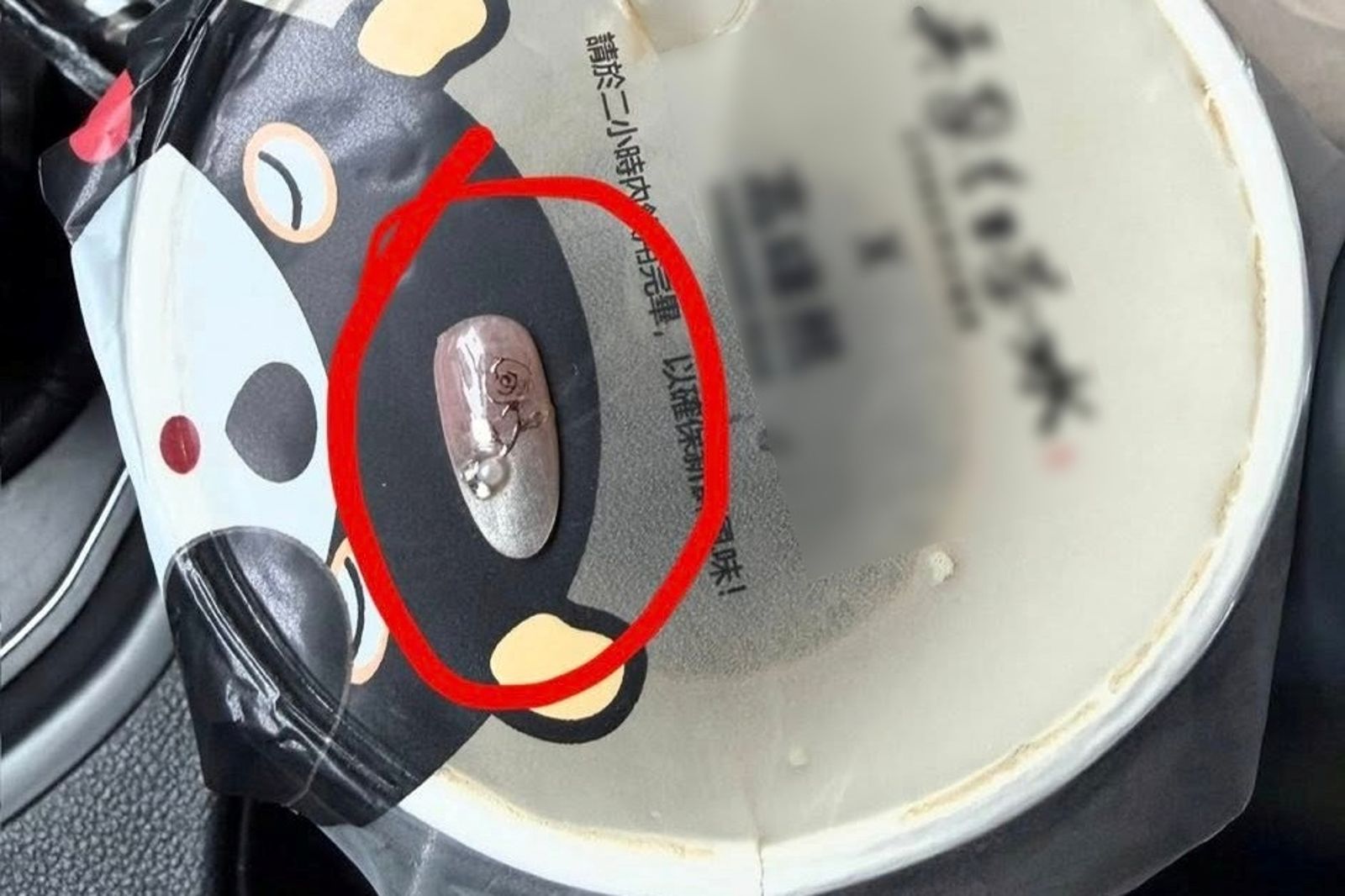 誰是真老闆?飲料吃到「穿戴甲片」 女店員推責又假冒高層致歉