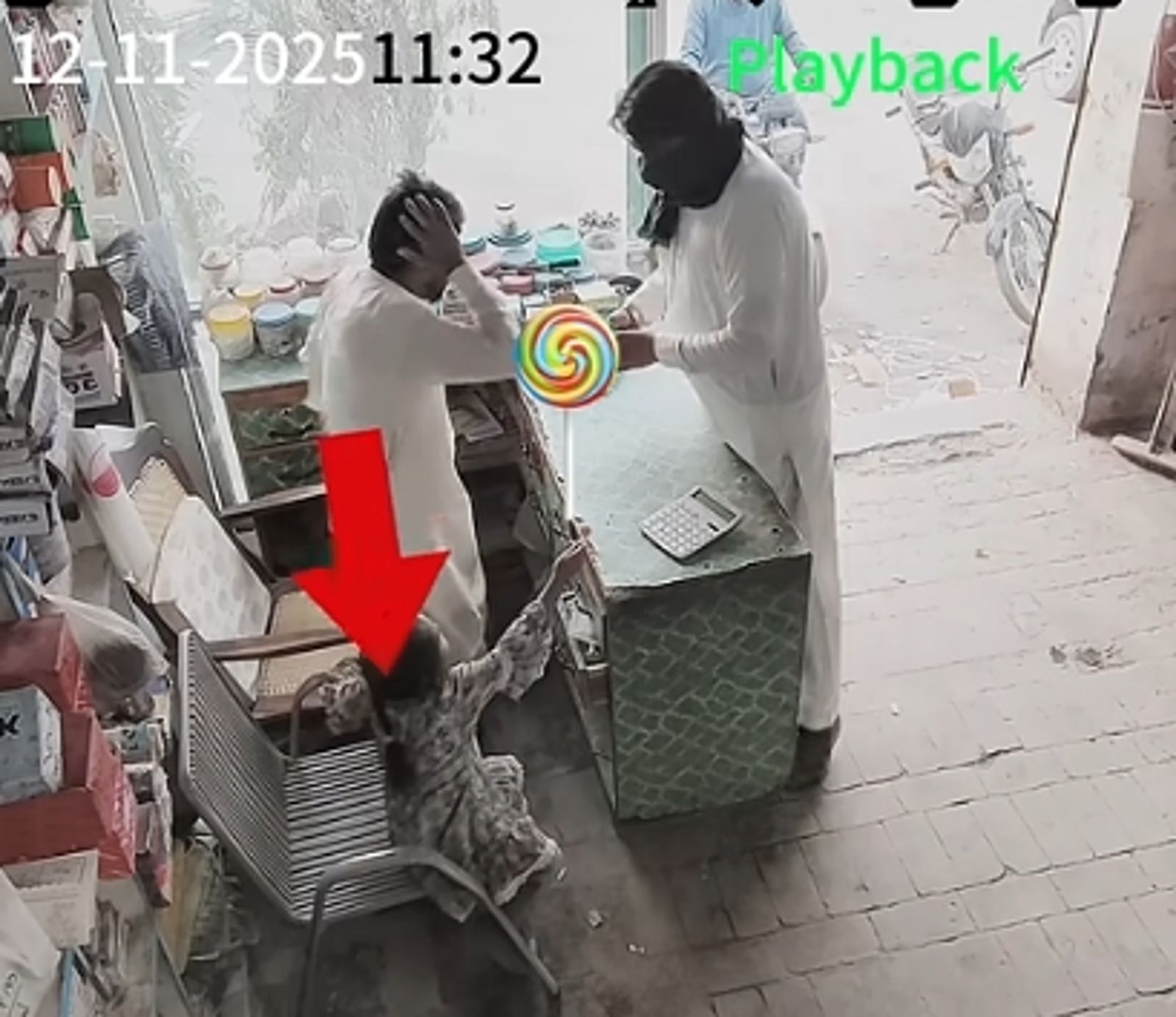 巴基斯坦一名「搶匪」因店主女兒的舉動放棄搶劫，影片引起廣大國外網友討論。圖／翻攝自Kamran Team Official YT