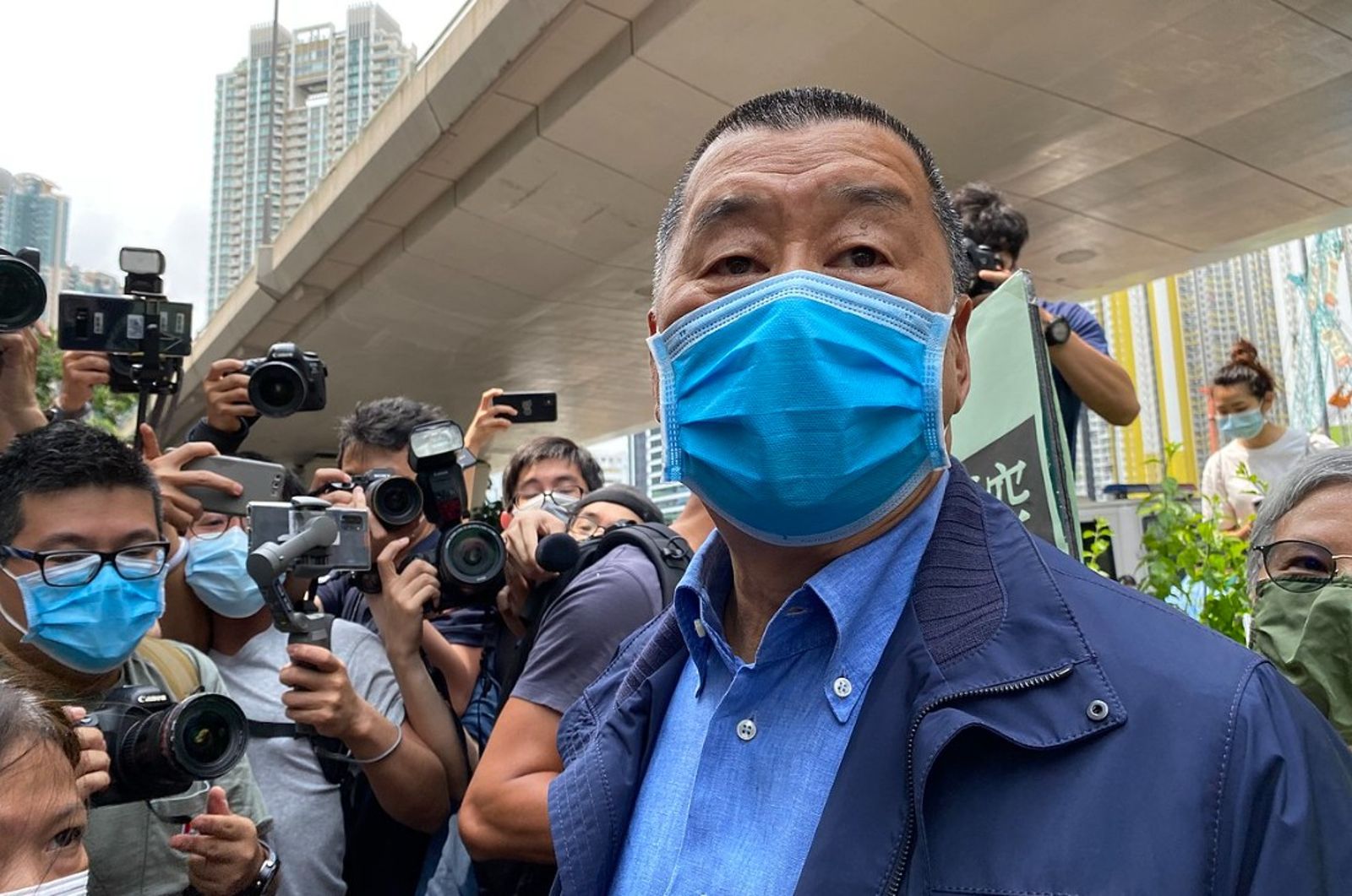 黎智英手中極受歡迎的《蘋果日報》與《壹週刊》雜誌,主導了香港的政治議程,最終成為這個從未享受過民主的城市中的反對力量。圖為2019年黎智英首次被還押的畫面。(圖片翻攝自維基百科)
