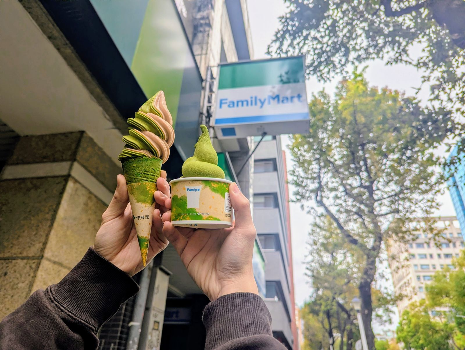 全家再次推出「伊藤園抹茶霜淇淋」，茶味更濃重，搭配焦糖蘇打，甜味更清爽。（49元／支）