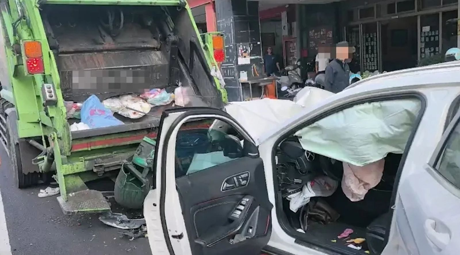 太可惡！醉男開賓士撞垃圾車　女清潔員遭夾擊當場慘死