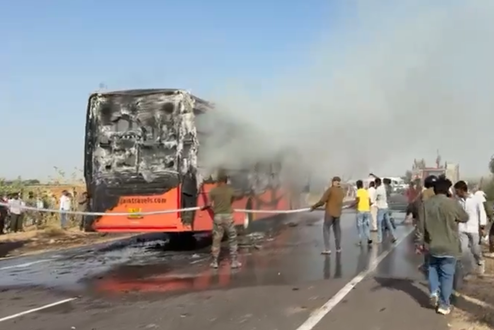 印度一輛客運疑似因電路短路起火，導致20人死亡。圖／X@jaggirm