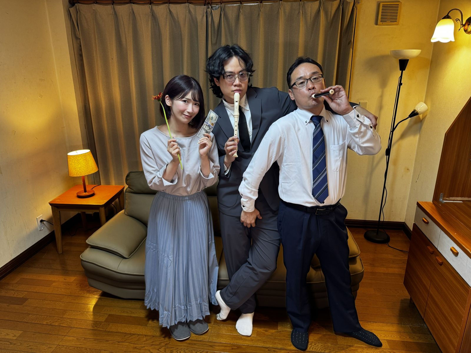 美園和花(右1)與李拾壹及東尼大木，三人上演一段色氣感十足的「直笛演奏」。SUBYUB提供