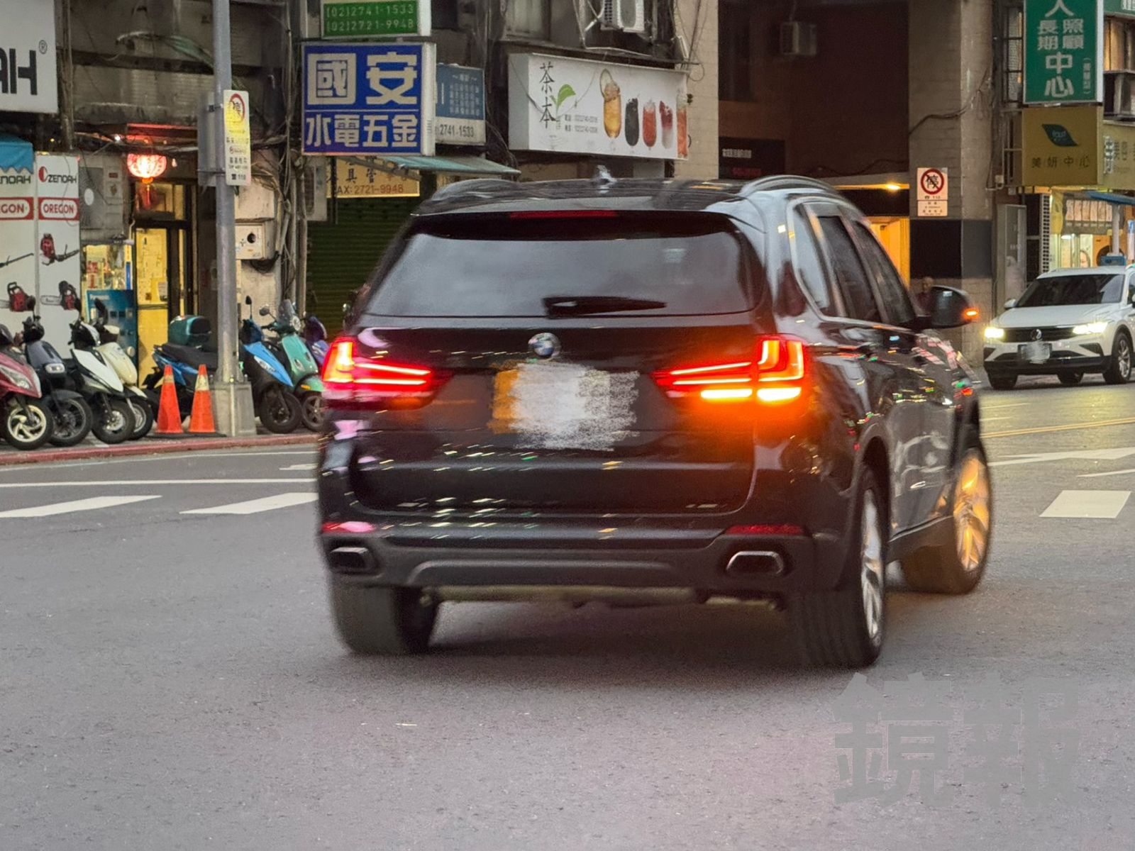 谷立言座車約於下午5時10分許從國民黨中央黨部離開。（圖／李奇叡攝）