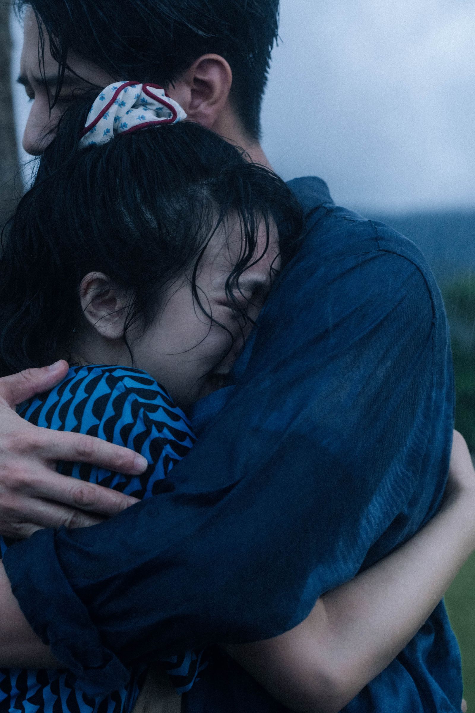 李玲葦(左)雨中痛哭情緒一度收不回來,胡宇威擁抱安慰。公視+提供