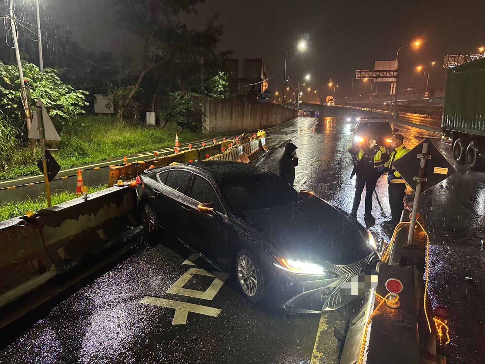 機場接送車自撞分隔島橫躺匝道　五股交流道慘遭「封口」
