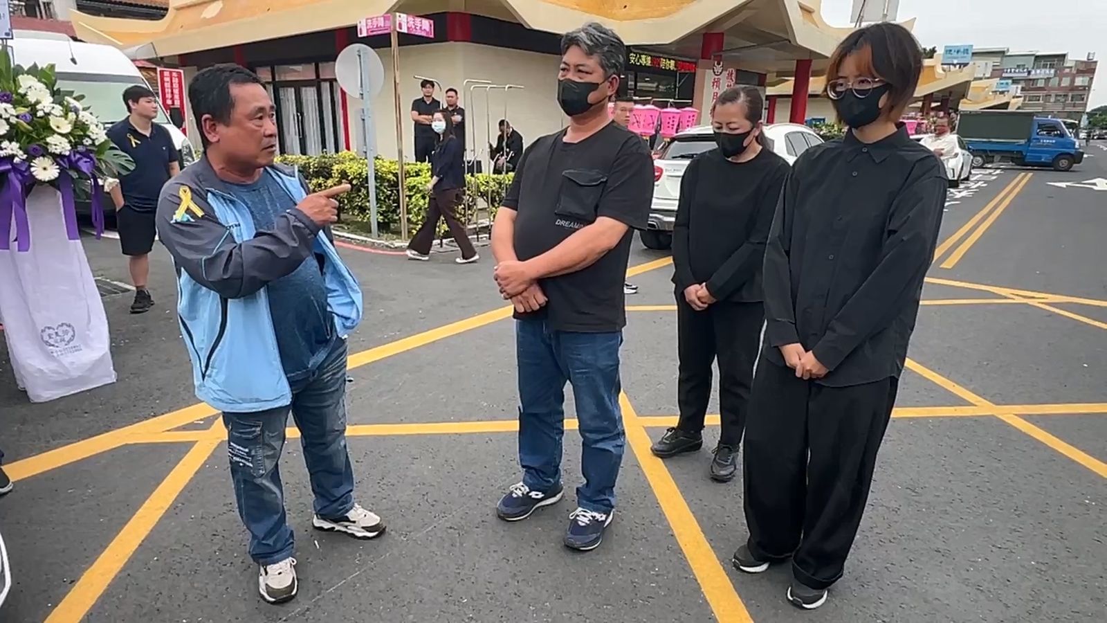 戴家三人意外出現在告別式會場外，鄭家親友要求戴女下跪致歉。讀者提供