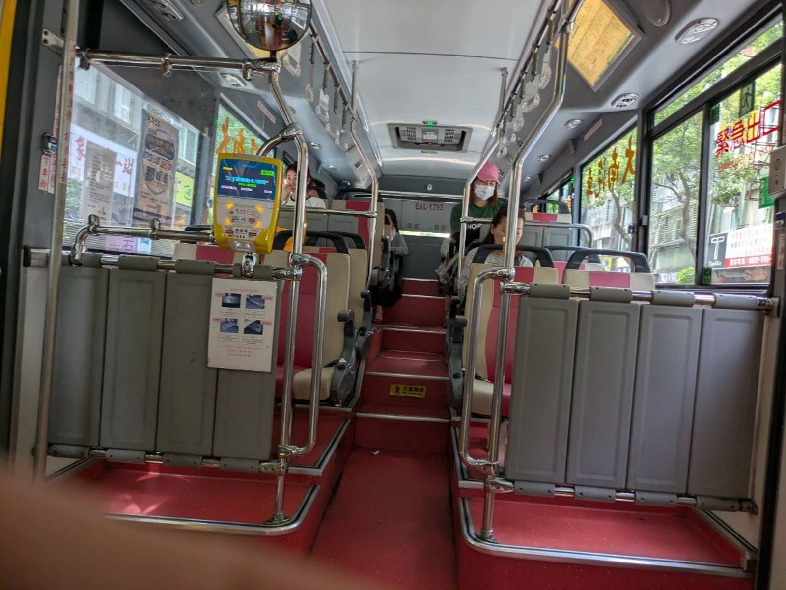 近年來台北市竟然出現大量新公車,通道狹窄並含多層樓梯,對高齡者極不友善的反文明設計。圖片由作者提供