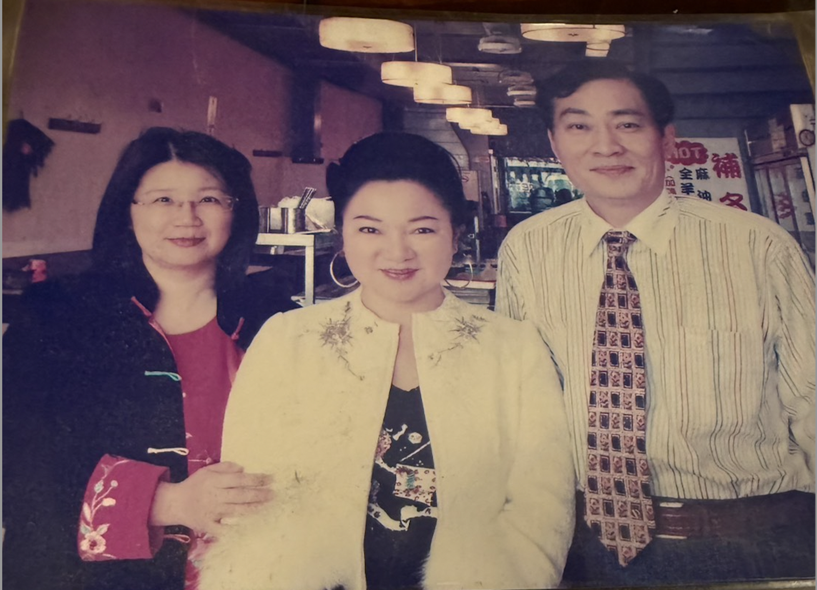 白冰冰(中)過去前往上海時,都會去拜訪余丹丹夫妻。長興影提供