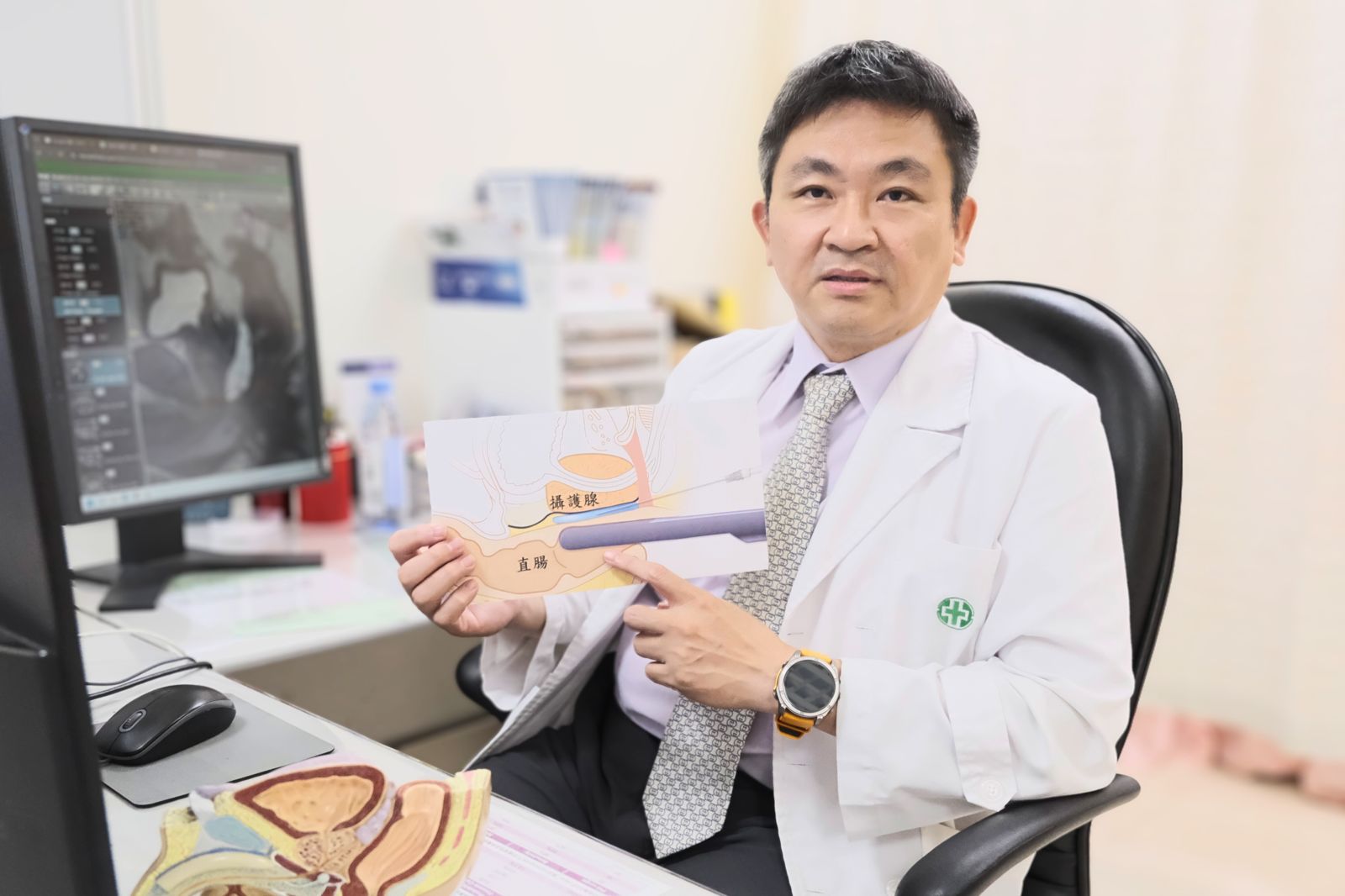 泌尿科主任鍾旭東表示，亞東醫院是新北市首家引進「攝護腺直腸水凝膠植入術」的醫院。（亞東醫院供圖）