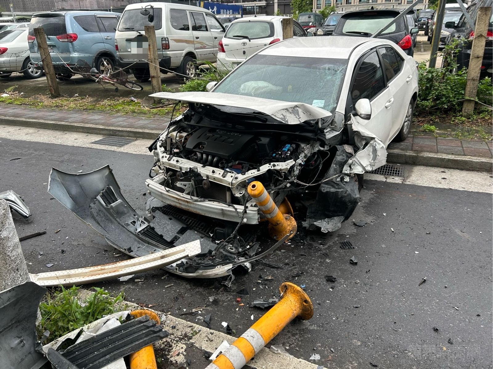 有片／你累了嗎？轎車自撞分隔島　車頭撞成開口笑