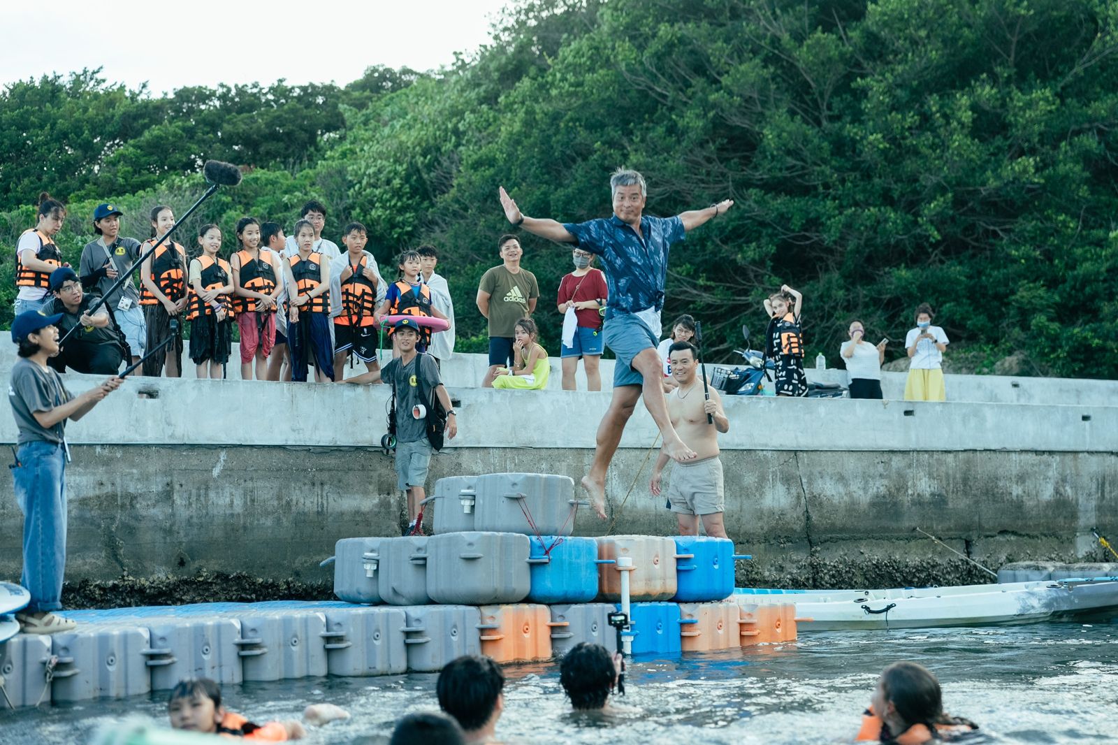 《歐吉桑騎士》李銘順(中)搞笑以舞蹈姿勢跳港。公視提供