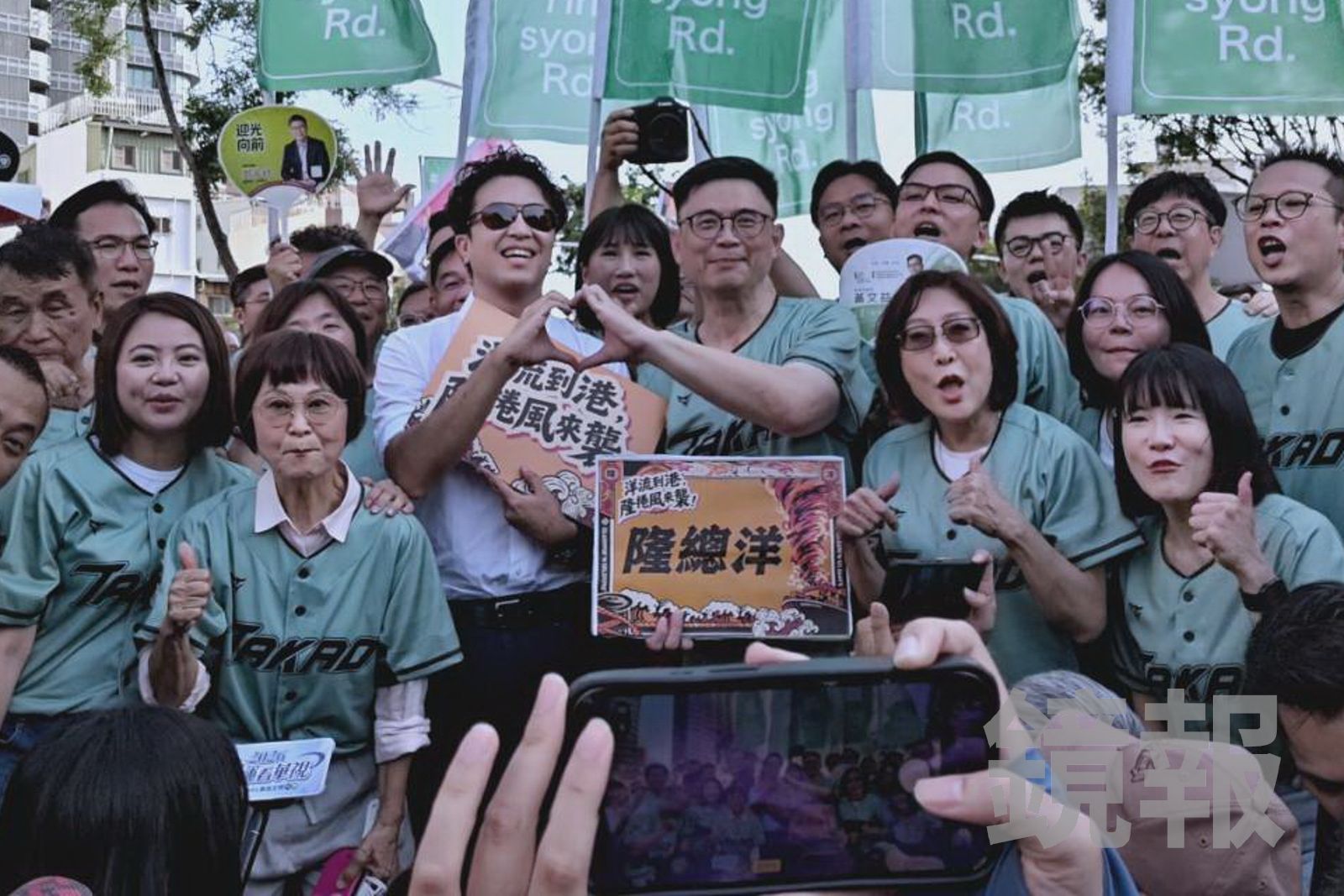 「洋流」合體「隆捲風」嗨翻高雄!沈伯洋從英雄路走向光榮碼頭 品嘗奶茶笑說「太甜」
