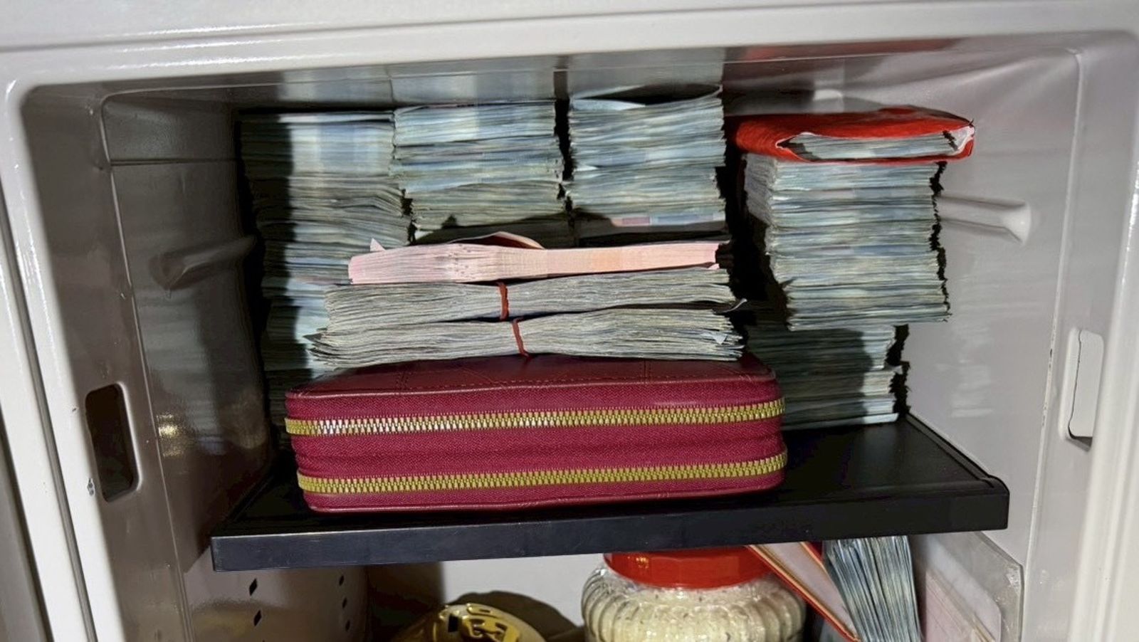 警方現場查扣不法所得將近500萬元