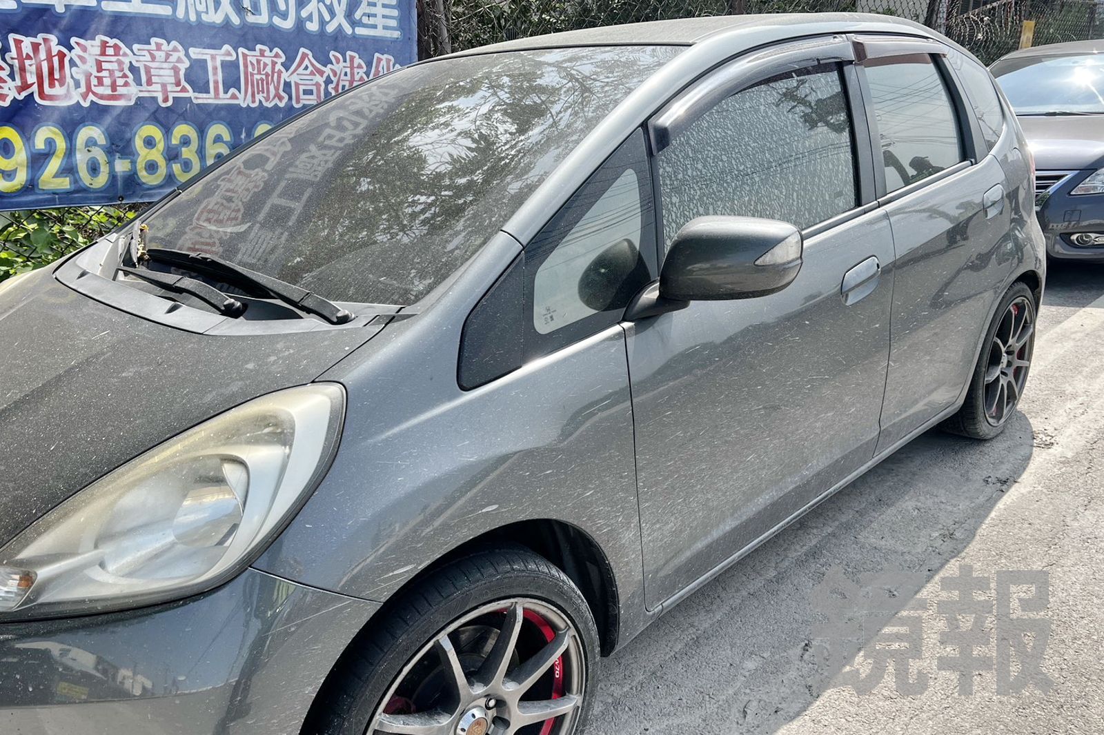 路邊車輛被鋼珠彈擊中受損。民眾提供