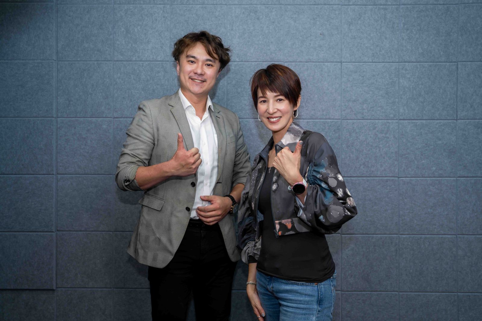 夏嘉璐（左）與即將加入《新聞幕後》主持群的體育主播藍于洺，一同分享參加世壯運點滴。TVBS提供