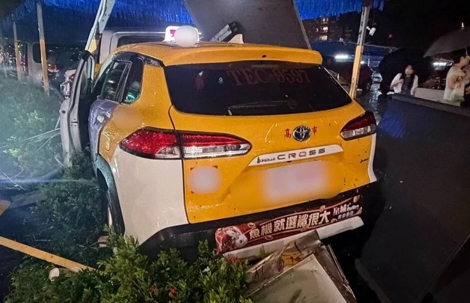 運匠一陣暈眩 高雄小黃「保齡球式」暴衝人行道 母女散步慘遭撞斷腿