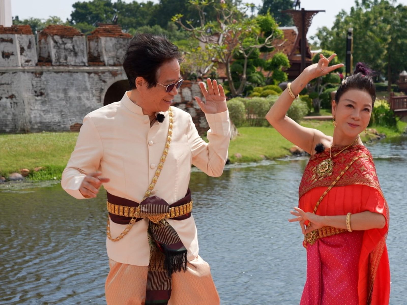 台語老師（左起）楊繡惠在泰國暹羅古城76府開心合照。公視台語台提供