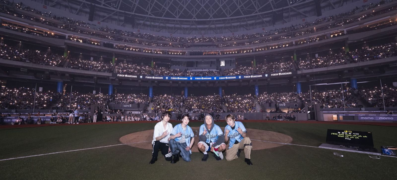 李洪基（右二）上月隨FTISLAND在大巨蛋開唱。2025年8月大巨蛋 翻攝FB@Fubon Guardians 富邦悍將棒球隊