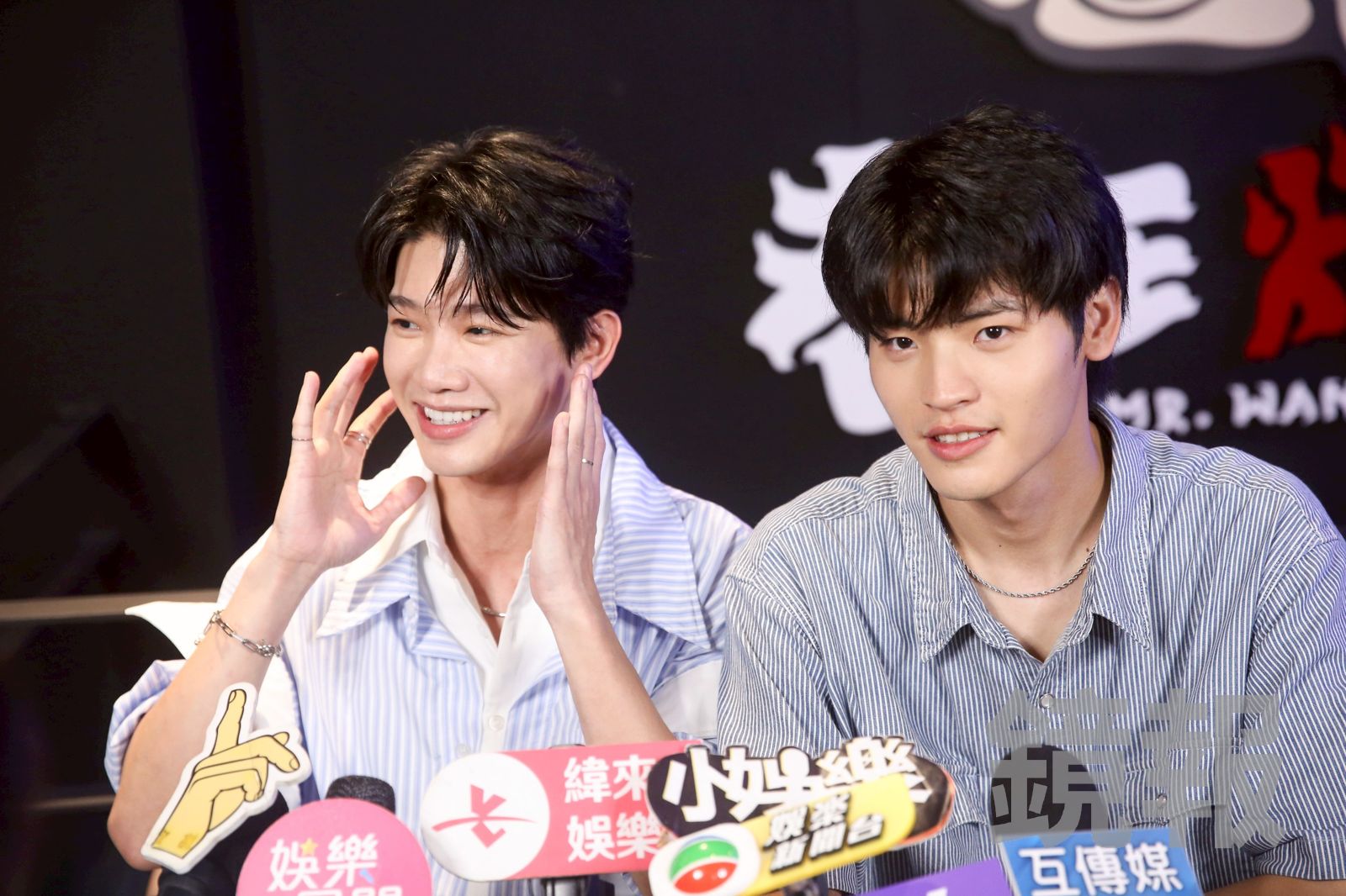 洪言翔(左)受訪時突然抱了羅章恩(右)一下。李鍾泉攝