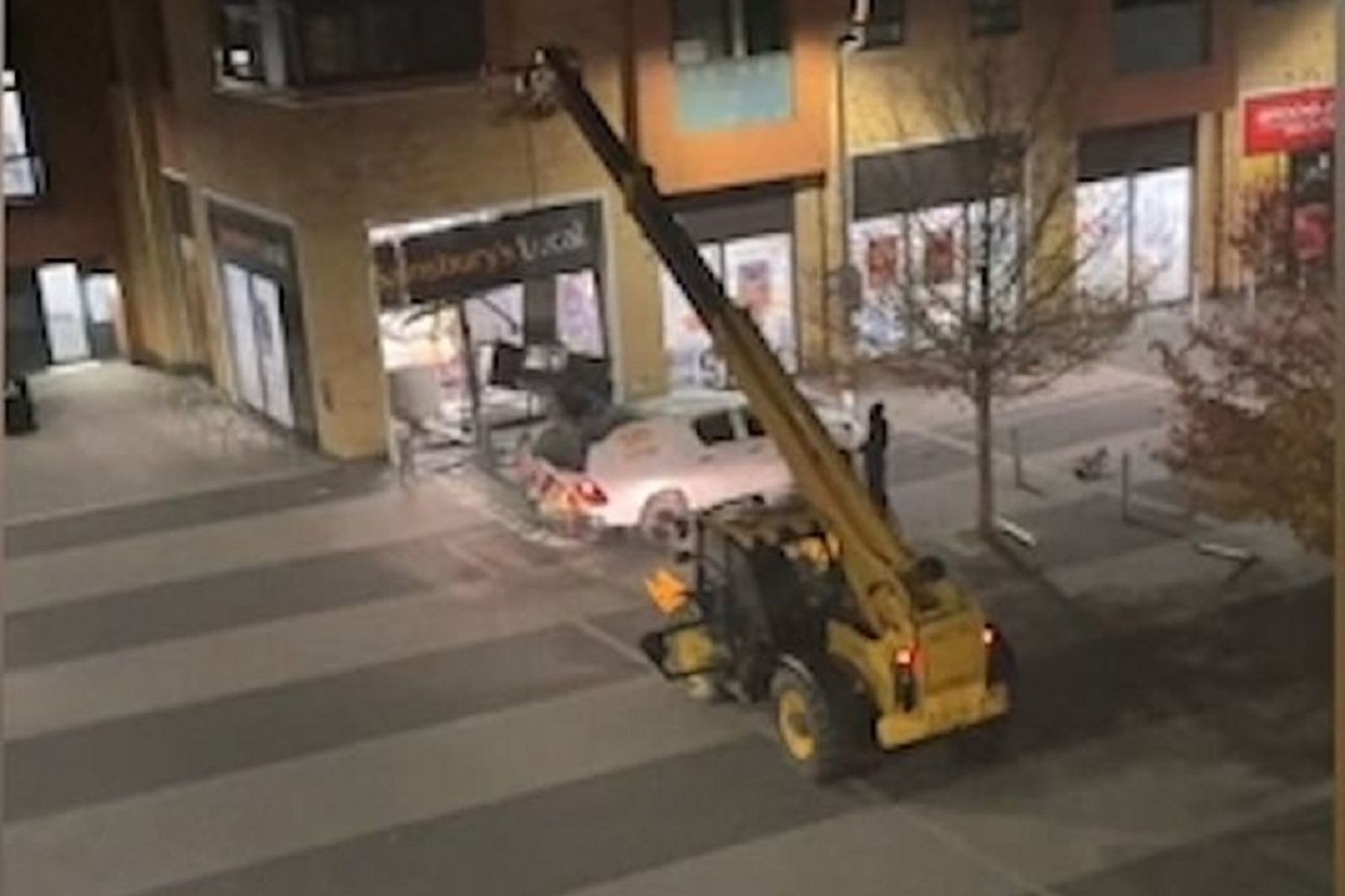 幫派搶劫ATM用這招太狠! 開起重機整台直接搬走