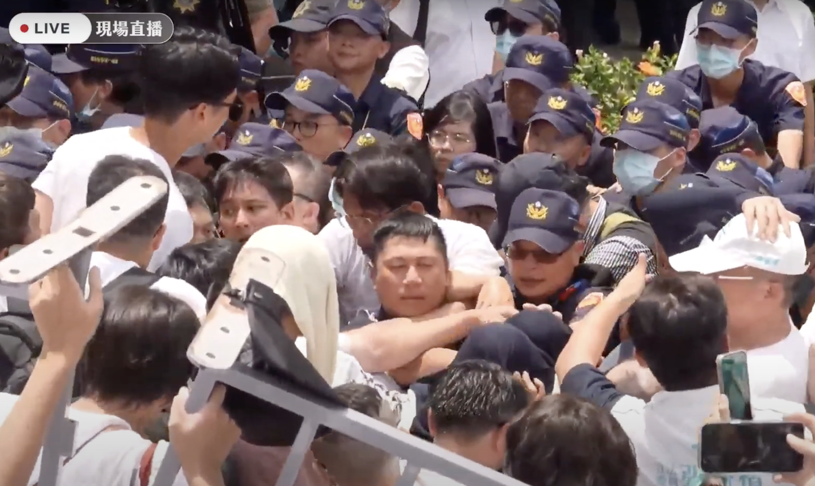黃國昌勒脖警員畫面引發爭議。圖/翻攝自民眾之聲YT