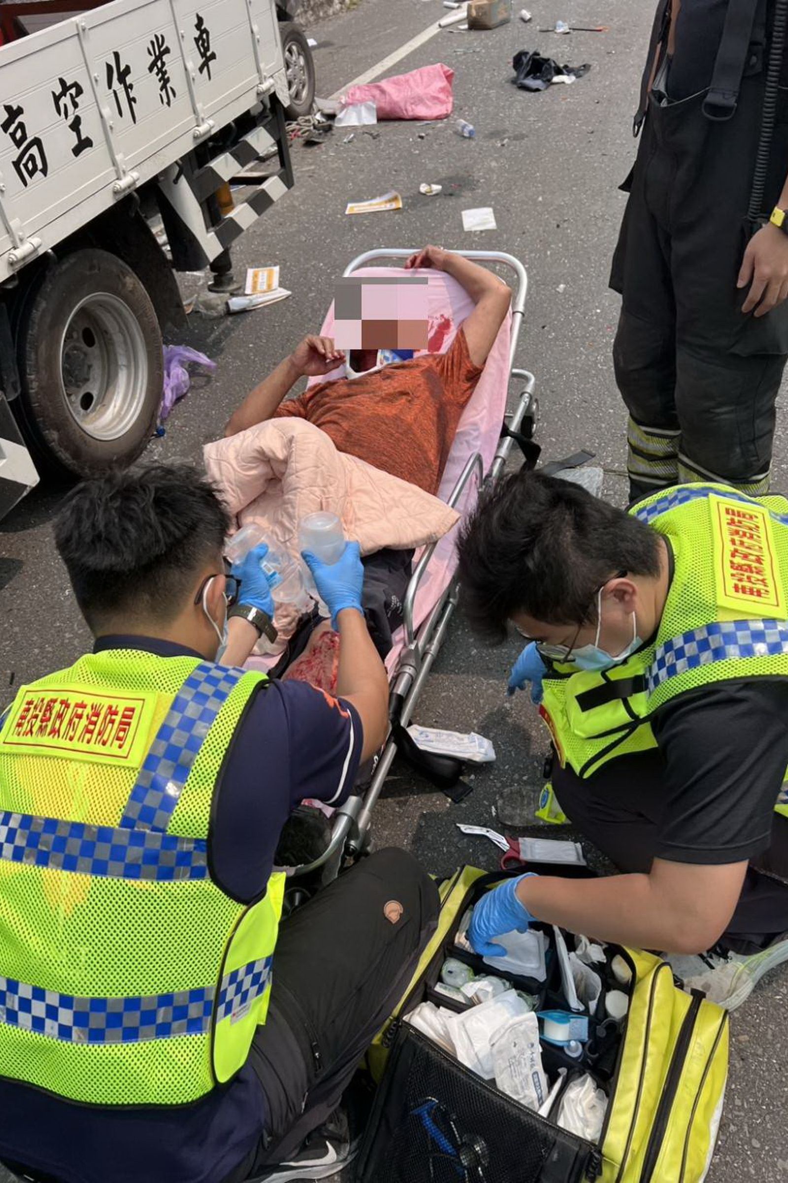 救護人員檢視傷者傷勢。民眾提供