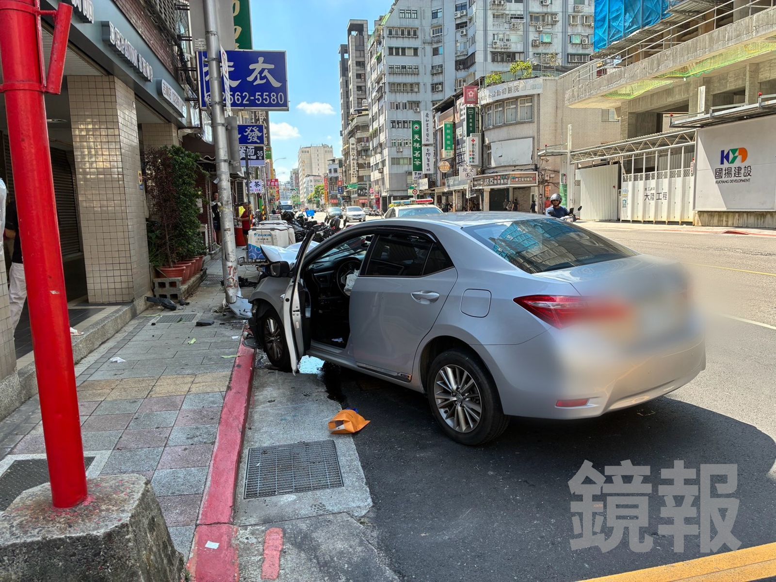 暴衝片／北市轎車逆向暴衝自撞電桿　行人險遭撞生死一瞬間